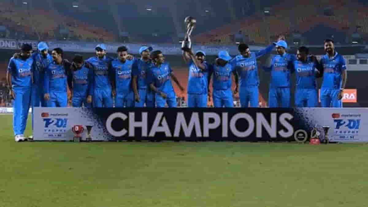 Skipper Hardik Pandya hands over trophy to Prithvi Shaw after series win
