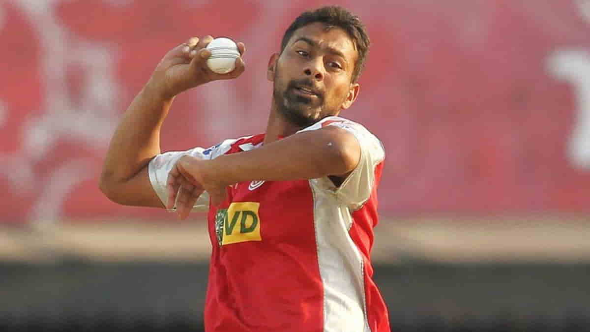 Cricketer Praveen Kumar has miraculous escape in car accident in UP