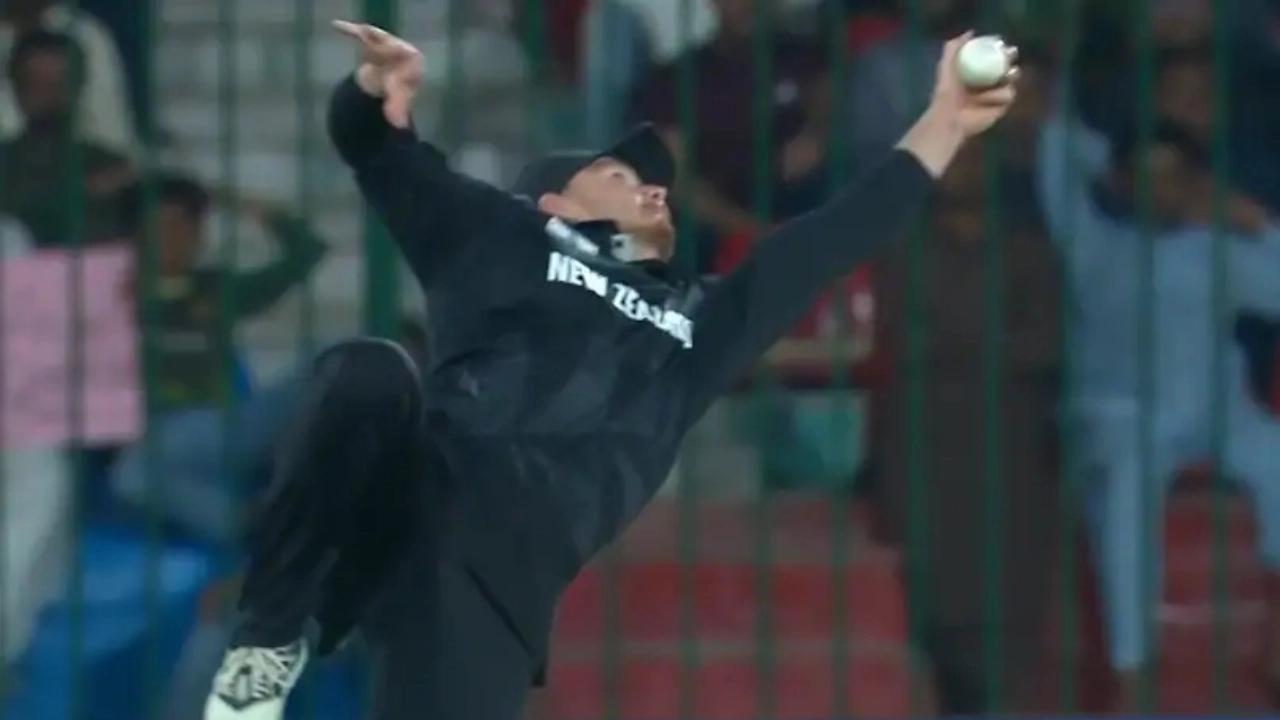 Glenn Phillips Took Virat Kohli Catch